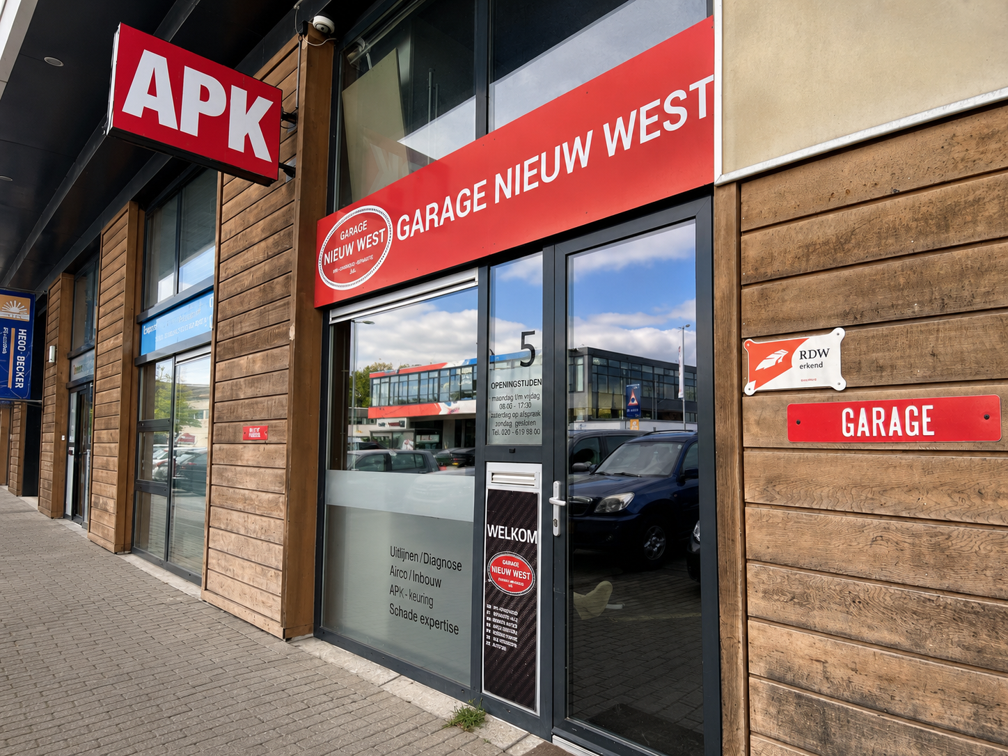 De ingang van Garage Nieuw West in Amsterdam Osdorp